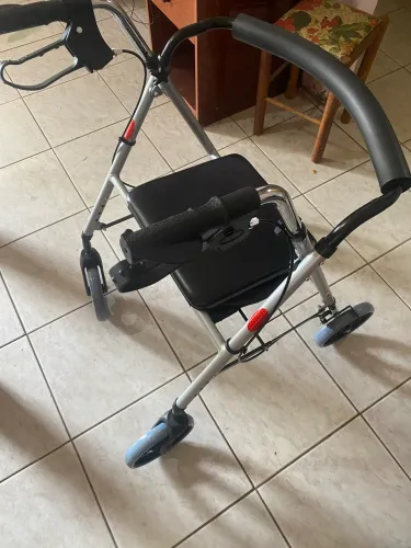 Andador 4 rodas, com freio a mão