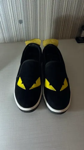 tênis Fendi Monster Eye Slip-On em camurça preta.