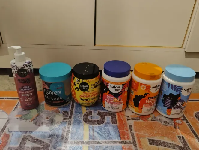 Quatro cremes e um ativador de cachos da Salon Line e uma gelatina da Novex usados<br>