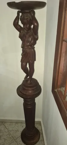 Pedestal com estátua madeira, colonial medidas 1m e 80 cm