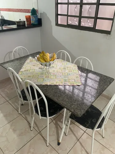 Mesa tubular com tampo de pedra e 6 cadeiras 