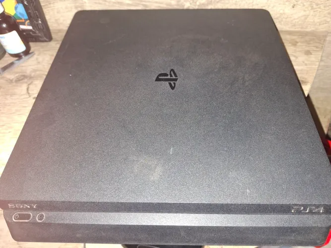Vendo ps4 slim versão 13.50 com 4 jogos. 1 controle paralelo os originais não funcionam.