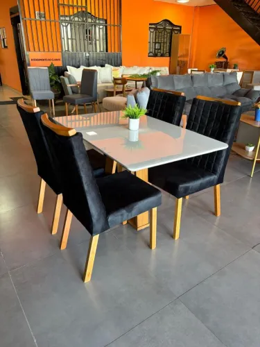 Conjunto de mesa com 4 cadeiras