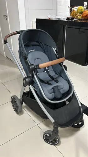 Carrinho de bebê com bebê conforto