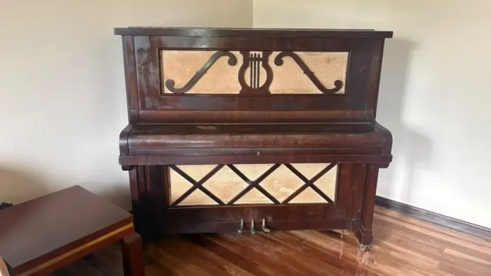 Piano Antigo Clássico em Madeira Escura