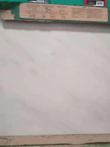 Vende-se 16 m de piso   46 por 46  cinza com branco Cerbras 450 para entrega  e 400 p busc