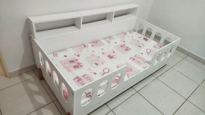 Cama Infantil com Grades de Proteção, Nichos e Colchão- Excelente Estado