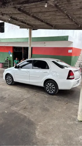 Alugo Etios para motorista aplicativo 99 Uber