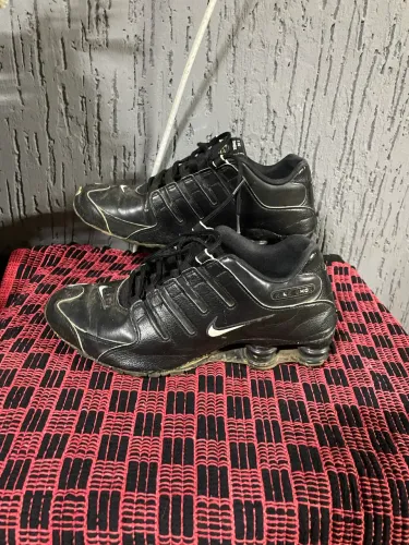 tênis Nike Shox NZ, conhecidos pelo seu sistema de amortecimento icônico