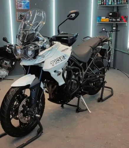 Triumph Tiger 800 XRX com painel Led e baú central