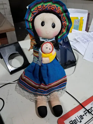Boneca artesanal típica da cultura andina com bebê no colo