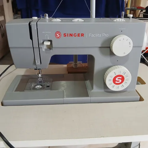 Máquina de costura pouco uso ótimo estado com a Mesa