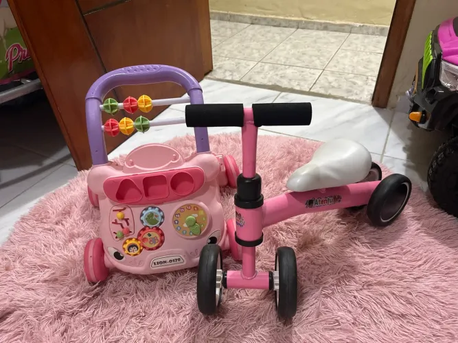 Andador de bebê, e bicicleta de equilíbrio