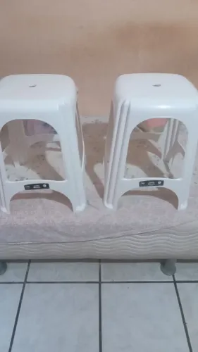 2 banco de plastico cor branco novo. Tudo por 16 reais