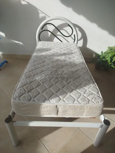 Cama com colchão solteiro