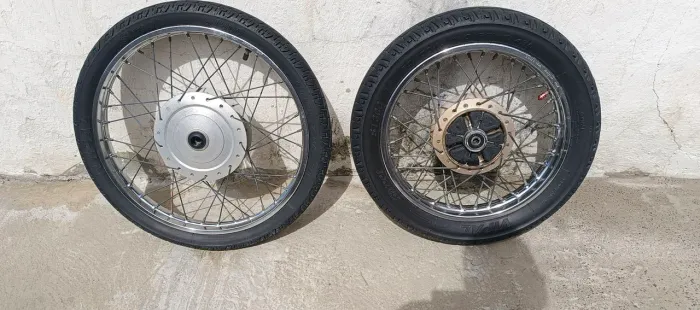 Vendo par de jantes originais Honda para Biz, com pneus.