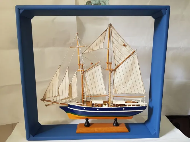 Maquete decorativa de veleiro.