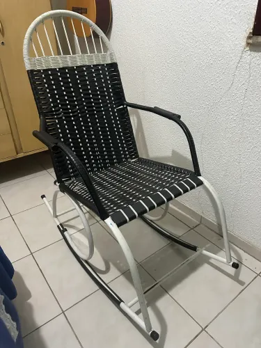 Vendo cadeira de balanço, ideal para varanda. 