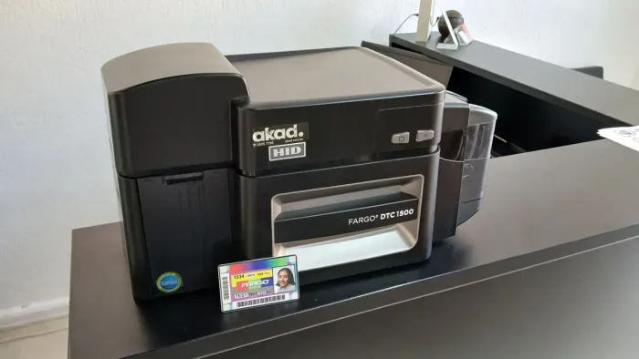 Impressora de crachá cartões pvc fargo dtc 1500