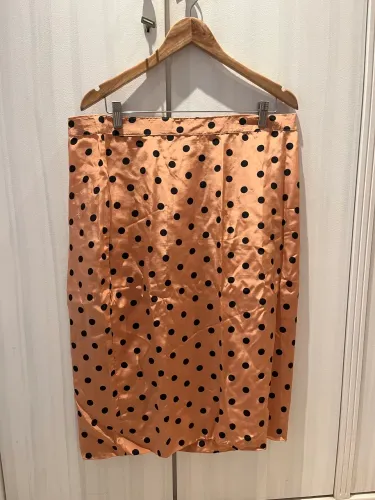 Conjunto cetim dourado de bolinhas pretas