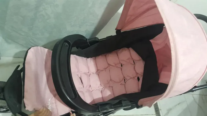 Carrinho de bebê rosa voyage