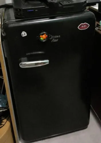 Frigobar Retrô Midea 95L Preto - Semi-Novo (220V)