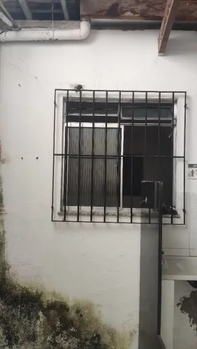 Janela de alumínio com grade de proteção integrada
