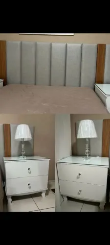 Cabeceira,criados mudos e abajus.