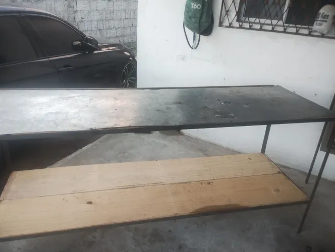 Bancada e dois tambores de 200 litros