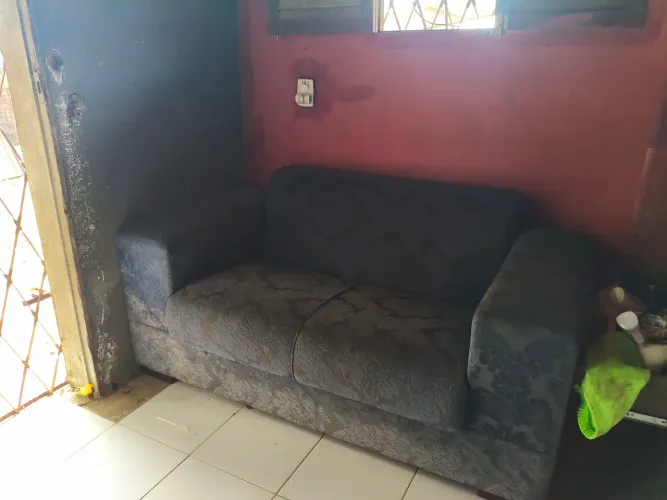 sofá Retrô 2 lugares no tecido veludo jacquard azul marinho