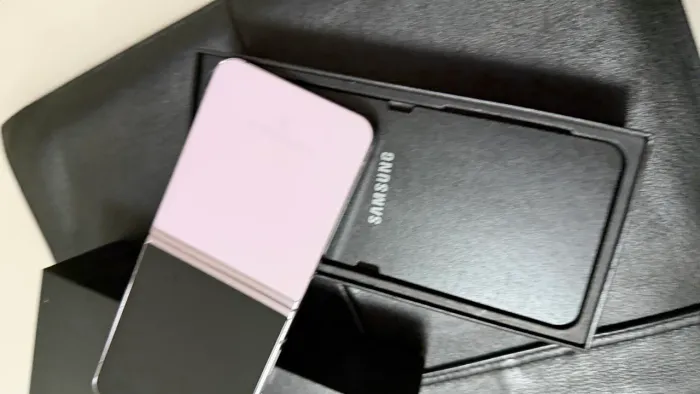 Samsung Galaxy Z Flip5 5G 512 GB Tela Infinita de 6.7'' Cor Rosa 8 GB de RAM -