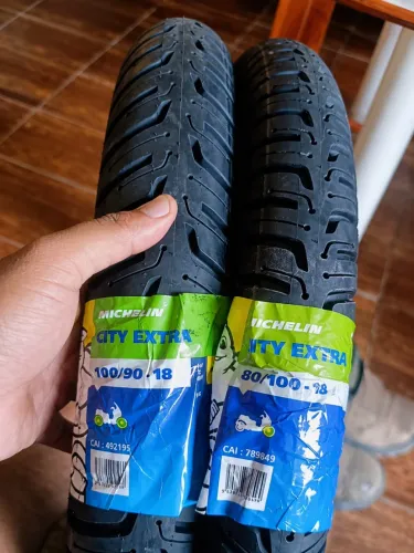 Par de pneus Michelin City Extra novos