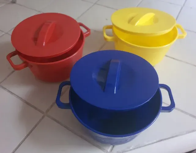 Lote com 50 potes de plástico com tampa
