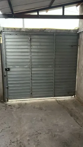Portão em L 2.50 largura por 2.25 altura feito recente portão novo só está sujo.