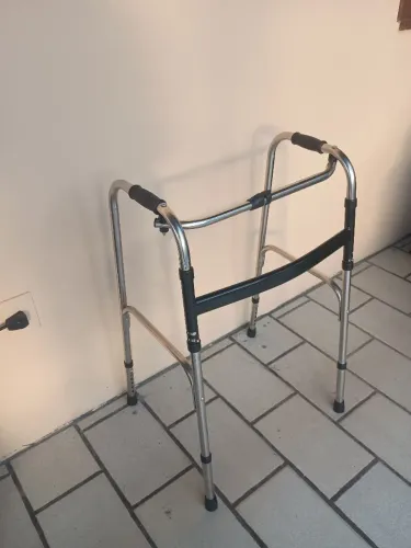 Andador adulto articulado dobrável 