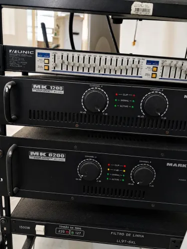 Rack, amplificadores, equalizar e filtro de linha