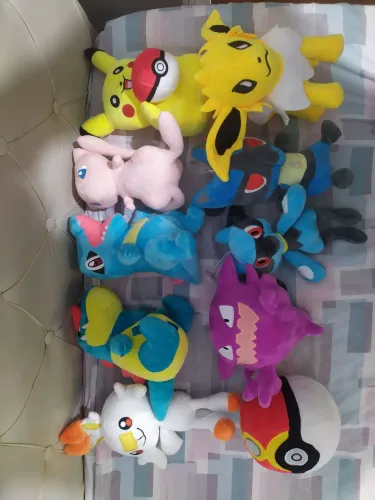Lote de 10 pelúcias de Pokémon