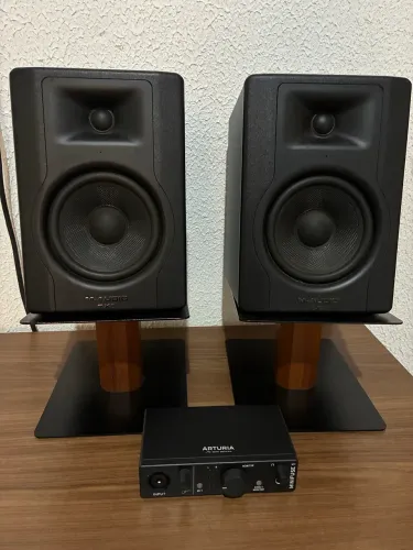 Monitor de referência m-audio bx5 + placa de áudio arturia + suportes anma