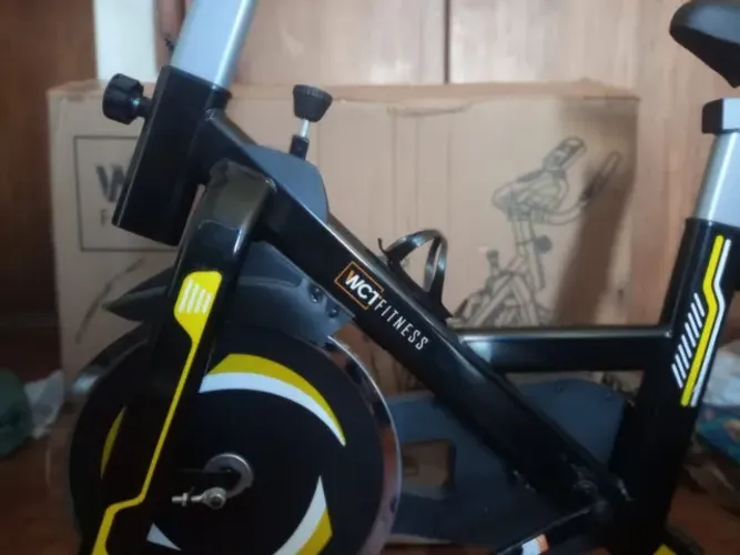 Bicicleta Spinning com roda de inércia de 13kg WCT Fitness nova com a caixa já montada
