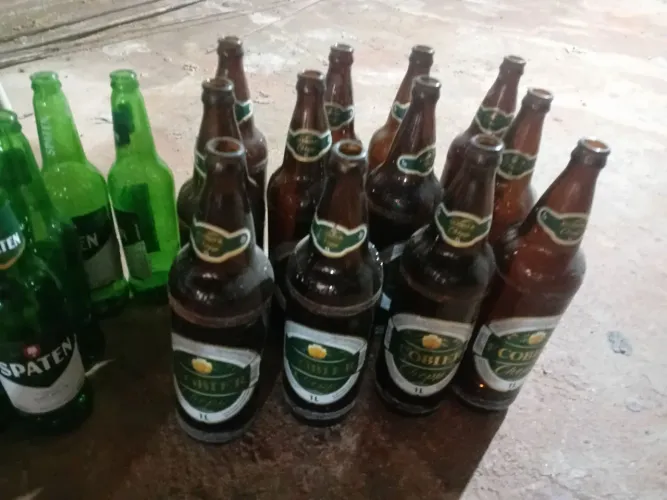 Vendo garrafas tudo por 70 reais são muitas