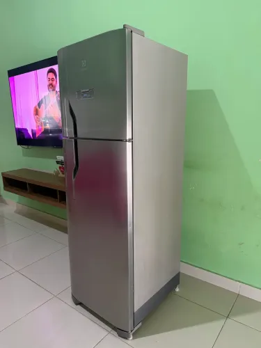 Vendo essa geladeira funcionando perfeitamente 