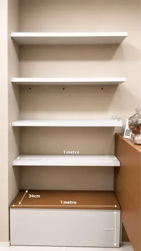 Prateleiras embutidas mais baú
