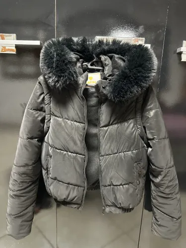 Jaqueta Puffer Preta com Gola de Pelo - Tam. M