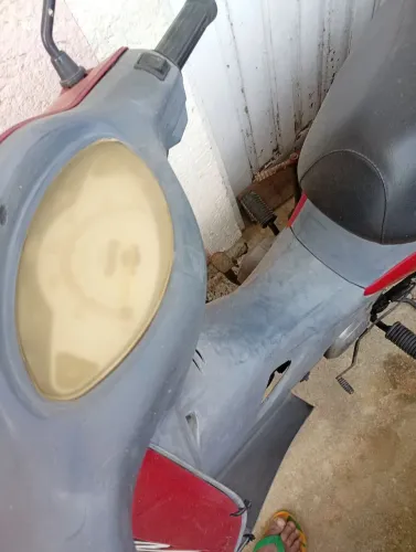 Vendo biz 100,apenas marcas de uso devido ao ano e está em uso moto boa pro dia a dia.