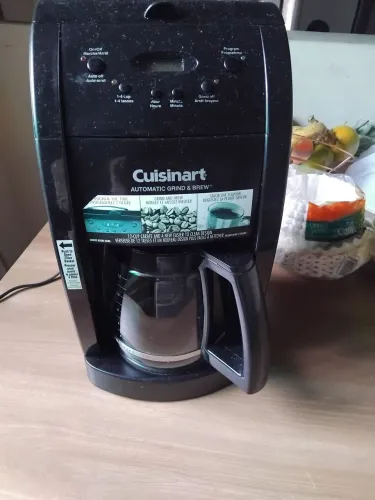 Cafeteira elétrica programável com moedor de café.