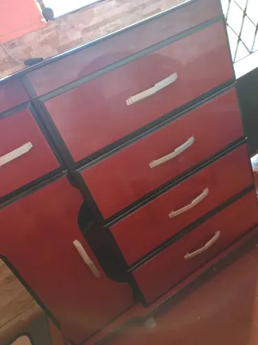 Vende-se uma cômoda da 5 gaveta e 1 porta