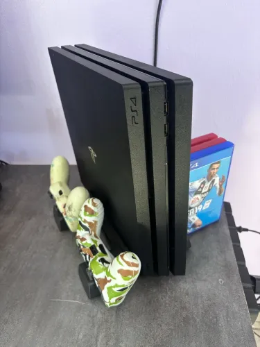 Ps4 Pro COMPLETASSO + Base de carregamento + 2 Controle + 3CD