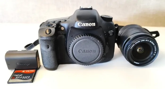 Canon 7D + Lente 18-55 + bateria + carregador + cartão CF + case + cabo de dados