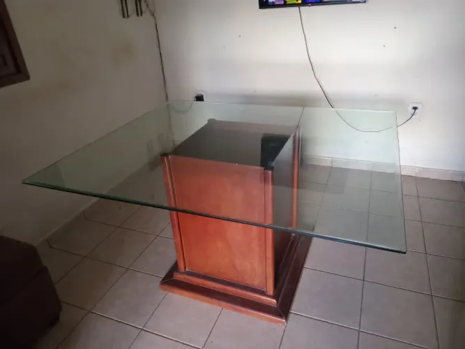 Vende-se uma mesa de vidro (sem as cadeiras)