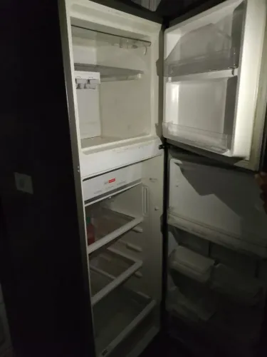 Vendo geladeira semi nova funcionando perfeitamente, motivo estou mudando e não deu no apt